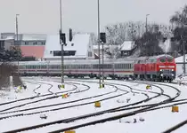 IC 1218 mit dem Laufweg M�nchen-Innsbruck-Lindau-Friedrichshafen-Ulm-Stuttgart nach Frankfurt erreicht mit zwei Dieselloks der Baureihe 218 Friedrichshafen, am Zugschluss (verdeckt) befindet sich eine Lok der Baureihe 101, die den Zug auf den restlichen, elektrifizierten Strecken zieht, 09.02.2013