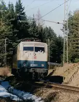 Anfang Februar 2001 war es in Lagen unter 1000 Meter schneefrei und fr�hlingshaft warm.

2 Wochen sp�ter lag die Landschaft am Karwendel wieder unter einer dicken Schneedecke

111 078-2 hat soeben die Schmalensee H�he zwischen Garmisch-Partenkirchen ( Klais) und Mittenwald erklommen.

Hier ab dem Scheitelpunkt kann der Zug entspannt nach Mittenwald hinunter rollen.