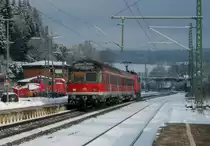 Eine n-Wagen Garnitur verl�sst am 09.Februar 2013, gezogen von 111 202, als RB 59346 nach Saalfeld(Saale) mit ca. 40 Minuten Versp�tung den Kronacher Bahnhof.