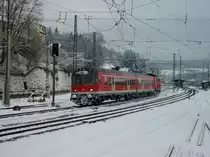 Eine n-Wagen Garnitur verl�sst am 09.Februar 2013, mit schiebender 111 185, den Kronacher Bahnhof als RE 4983 nach Lichtenfels.