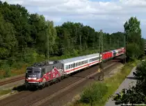 Bei bestem Cabriowetter rollt die 80 Jahre Autozug Werbelok 115 509-2 mit dem mittwochs Pbz von Berlin nach Dortmund �ber die Rollbahn. Der Zug ist gerade im �rtchen Kattenvenne durchgefahren, dass an der KBS 385 zwischen Osnabr�ck und M�nster liegt. September 2012