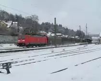 189 021-9 zieht am 09. Februar 2013 einen gemischten G�terzug durch Kronach in Richtung Lichtenfels.