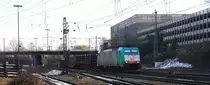 Die Cobra 2818 kommt aus Richtung K�ln mit einem langen gemischten G�terzug aus K�ln-Gremberg nach Antwerpen-Noord(B) und f�hrt in Aachen-West ein bei sch�nem Winterwetter am 9.2.2013.