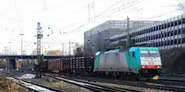 Die Cobra 2818 kommt aus Richtung K�ln mit einem langen gemischten G�terzug aus K�ln-Gremberg nach Antwerpen-Noord(B) und f�hrt in Aachen-West ein bei sch�nem Kalten Winterwetter am 9.2.2013. 