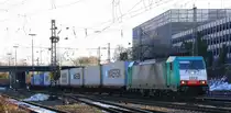 Die Cobra 2823 kommt aus Richtung Montzen/Belgien mit einem langen Maersk-Containerzug aus Antwerpen(B) nach Leipzig und f�hrt in Aachen-West ein bei sch�ner Wintersonne am Kalten 9.2.2013.