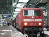 120 145 steht am 09.02.13 mit einem IC nach Z�rich am Hbf in Stuttgart zur Abfahrt bereit.