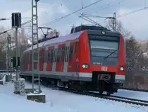 423 008 der S-Bahn Stuttgart f�hrt am 09.02.13 als S3 zum Flughafen/Messe aus dem Bahnhof Oberaichen aus.