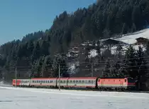 Recht kurz geraten ist der IC 519 am 26. J�nner 2013. An diesem Tag brachte die 1144.103 den Zug von Innsbruck Hbf nach Gaz Hbf und konnte dabei zwischen Kirchberg in Tirol und Kitzb�hel-Schwarzsee fotografiert werden. Ein gro�es Dankesch�n ergeht an den Fotokollegen, der mit seinen weitaus besseren WInterschuhen den Weg zum Fotopunkt  spurte  ;-)