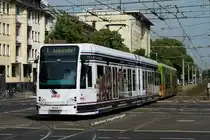 Niederflurwagen 4078 mit Ganzreklame  Tommy Hilfiger  auf der Kreuzung Aachener Str./G�rtel am 28.05.2012.