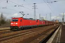 Hier 185 358-9 und 185 249-0 mit einem Sch�ttgutwagenzug, bei der Durchfahrt am 6.2.2013 durch Berlin Sch�nefeld Flughafen, in Richtung W�nsdorf-Waldstadt.