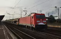 Hier 185 122-9 mit einem leeren Autotransportzug, bei der Durchfahrt am 6.2.2013 durch Berlin sch�nefled Flughafen, in Richtung Berlin Gr�nauer Kreuz.