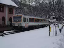 Winter im Schwarzwald!VT 125 der SWEG Achertalbahn steht am Nachmittag des 08.02.13 im verschneiten Bahnhof von Ottenh�fen. 