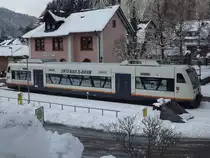 Im zugeschneiten Bahnhof Ottenh�fen im Schwarzwald steht am 09.02.13 der Regioshuttle VT 525 der Ortenau-S-Bahn.