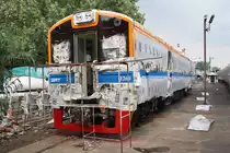 NKF 1260 (1A'2', dh, Kinki, Bauj.1985) erhält im Depot Mahachai im Zuge einer Ausbesserung auch einen Neulack. Bild vom 17.November 2012.