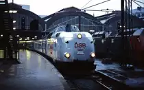 MA 467 im Fr�hjahr 1987 im Kopenhagener Hauptbahnhof. Die von MAN gebauten Fahrzeuge basierten auf dem deutschen VT 11.5, waren aber nur vierteilig (damit sie auf die F�hren �ber den Gro�en Belt passten) und hatten am anderen Ende einen Steuerwagen mit hochliegendem F�hrerstand und Gummiwulst�bergang.