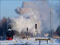 Zu den beliebten Advents-Sonderfahrten ins tief verschneite Erzgebirge ist 52 8131 unterwegs, hier durch den ehemaligen G�terbahnhof Chemnitz-S�d . 08.12.2013.