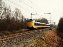 Koploper (mit  Durchlaufkopf ) 4225 mit Intercity 545 Rotterdam CS-Leeuwarden bei Heerenveen am 30-3-1994. Bild und scan: Date Jan de Vries.