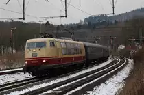 103 222 mit DLr/DPE 75924 von Kassel Hbf nach Vienenburg hier einfahrend in Langeland. Dort wird f�r den weiteren Streckenverlauf nach Vienenburg ohne Strom auf eine Diesellok umgespannt, 09.02.2013.