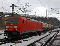 Die 185 377-9 der DB Schenker Rail zieht am 09.02.2013 einen Kesselwagenzug durch den Bahnhof Betzdorf Sieg in Richtung Siegen.

Ab der Betriebsnummer 201 sind diese Loks f�r DB Schenker Rail eine verbesserten Form der BR 185 und werden als Baureihe 185.2. bezeichnet, die Bombardier Bezeichnung ist TRAXX F140 AC2.