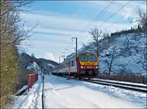 - Auf der Suche nach dem Winter - Eine Doppeleinheit Z 2000 f�hrt am 09.02.2013 als RE 3761 Luxembourg - Troisvierges durch das verschneite Tal der Wiltz zwischen Maulusm�hle und Troisvierges. (Jeanny)