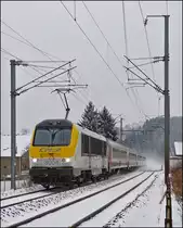 - Auf der Suche nach dem Winter - Ohne Sonnenschein zieht die 3004 den IR 116 Luxembourg - Liers am 22.01.2013 durch Enscherange und wirbelt dabei die leichte Schneedecke auf. (Jeanny)