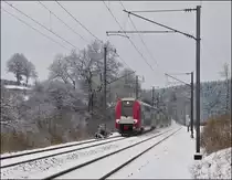 - Auf der Suche nach dem Winter -  Der IR 3741 Troisvierges – Luxembourg bestehend aus einer Doppeleinheit Z 2200 (2217 und 2211) durchf�hrt am 22.01.2013 das leicht verschneite Tal der Clerve zwischen Drauffelt und Enscherange. (Hans)