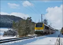. Auf der Suche nach dem Winter - Im hohen Norden des Gro�herzogtums hatte die Landschaft am 09.02.2013 den n�tigen winterlichen Touch, als die 3014 den leicht verp�teten IR 115 Liers - Luxembourg zwischen Troisvierges und Maulusm�hle an mir vorbei zog. (Jeanny)