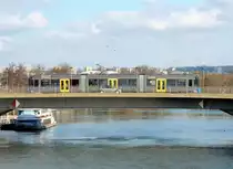 Mit dem Fahrtziel Helsa �berquert Linie 4 am 10.02.2013 die Fulle in Kassel.