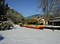 34 Zentimeter Schnee, Sonne, Lift l�uft und die AVG f�hrt (denn im Gegensatz zum gro�en Bruder DB rechnet man dort im Winter noch mit Schnee), so erreicht am 10.02.2013 jener TW 573 als S 30111 mit einigen Winterwanderern den Bahnhof von Bad Herrenalb.