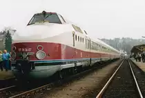 Im M�rz 2003 fanden mehrere Abschiedsfahrten des bis dahin betriebsf�higen VT 18.16 statt. Am 29.03. war er auf seiner ehemaligen Strecke als Karlex von Berlin �ber Leipzig bis ins vogtl�ndische Adorf unterwegs, wo diese Aufnahme entstand. Eingescanntes Foto.