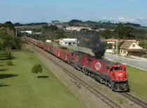 ALL 7622 (C30-7) und 9458 (SD40-2) beschleunigen ihren Zug / N�he Curitiba - 07/06/2008