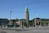 Wuchtig und markant ragt der Turm des Hauptbahnhof in Helsinki in den Himmel.
Den m�chtigen Bau kann man als Tourist kaum verfehlen. Architektonisch
hebt er sich vom allgemeinen Stadtbild geradezu ab.
Die Aufnahme entstand am 9.8.2007.