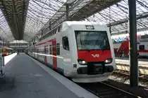 Hauptbahnhof Helsinki am 9.8.2007.
Am Bahnsteig steht abfahrbereit ein Elektrotriebzug der Reihe SM 4.