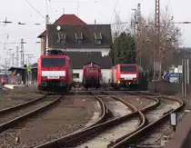 Sonntagsruhe in Dillingen.

Sechs 189er davon eine mit einseitiger AK und eine 294er waren am Bahnhofsgeb�ude von Dillingen abgestellt. Die beiden 151er im Hintergrund mu�ten noch raus zum Einsatz und leere Kohlewagen ins Ruhrgebiet bef�rdern.
Sichtbar von dieser Seite 189 049-0 - 189 034-2 und 294 854-5.

10.02.2013