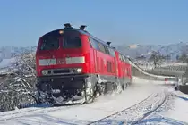 An einem sch�nen Wintertag ziehen 218 433-1 und eine weitere 218er kurz nach der Abfahrt in Lindau die Wagen des EC 195 auf der Fahrt von Z�rich nach M�nchen die Steigung hinauf ins Allg�u (Bodolz, 10.02.2013).