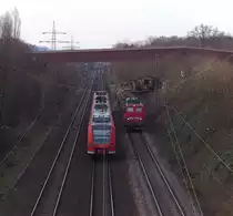 Begegnung am Abend.

Viele mit dem Auto auch �ber Feldwege hin und her wieselnde Fotografen geben einem immer zu denken, denn wir waren nur sporadisch an der frischen Luft.
Seitdem verk�ndet wurde, dass nur noch im Februar 2013 die Baureihe 139 am Suppenzug sei, pilgern die Fotokollegen an die Strecke Dillingen/Saar - V�lklingen.

139 132-5 hat Rot, denn sie mu� den RE nach Merzig in Form von 425 127-8 vorbei lassen bevor sie los kann und dann auf dem falschen Gleis bis zum Saarlouiser Hbf. f�hrt.

10.02.2013 Dillingen-S�d - KBS 685 Anschlu� Dillingen H�tte.

Im Hintergrund trifft es auch die beiden 151er die mit ihrem Kohleleerzug Dillingen/H�tte Zentralkokerei nach Oberhausen den RE vorbei lassen m�ssen.