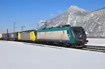 E 412 017 und Dispolok ES64 F4-009 mit einem Aufliegerzug in Richtung Brenner bei Oberaudorf am 10.02.13