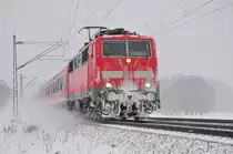 Eine 111er mit Regionalzug in Richtung Salzburg k�mpft sich durch den Schnee bei �bersee am 20.01.13.