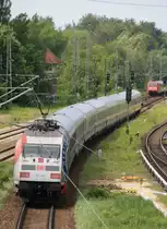 19.5.2012 Bernau bei Berlin. Hertha BSC 101 044 mit IC 2356 verl�sst den Bf s�dw�rts und begegnet EC 178 nach Stettin etwa in H�he Stellwerk Bwt.