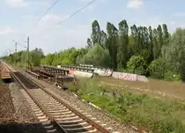 19.5.2012 Berliner Aussenring zwischen Berlin-Karow und Biesdorfer Kreuz. Bild zeigt die mal in Erwartung der S-Bahn Verl�ngerung von Wartenberg eingebauten Tr�ge �ber die B2. Aus vorbeifahrenden Zug aufgenommen. Kategorie: Strecken - nie gebaute / vollendete.