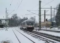 IC 2208 durchf�hrt am 10. Februar 2013 mit f�hrendem Steuerwagen den Bahnhof Kronach.