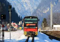 Lok D15 der Zillertalbahn beim Erreichen des Haltepunktes F�gen. Aufgenommen am 10. Februar 2013.