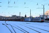 186 285 und 185 661 mit einem G�terzug in Kufstein, aufgenommen am 10. Februar.