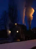 Beonders  lang zu h�ren und zu sehen ist hier  der Achtungspfiff der Lok 176 der Traditionsbahn Radebeul, dies ist auch n�tig, denn es ist der Karnevalssonderzug  aus  Radeburg, der sich hier  am 10.02.2013 gegen 17:41:34 in Moritzburg wieder in Bewegung setzt.