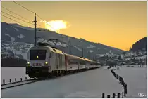 Die Sonne war schon hinter der Planai verschwunden, als Werbelok 1116 264  Hitradio �3  mit dem Schi WM Sonderzug SR 9325 von Schladming nach Graz Hbf fuhr.
Schladming 10.2.2013