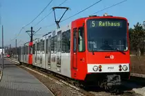 B-Wagen 2102 kurz vor der Haltestelle  IKEA Am Butzweilerhof  am 10.02.2013.
