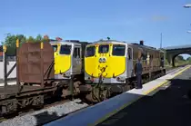 IERLAND sep 2012 KILDARE LOC 083 naast LOC 081 gereed om de goederen wagons over te nemen