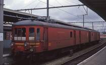 SNCB-Posttriebwagen 957 (Baujahr 1935, Rekonstruktion 1967) im Fr�hjahr 1980 in Oostende