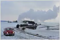 93.1420 mit ihrem SGAG 14500 von Korneuburg nach Ernstbrunn am 11.2.2013 am Mollmannsdorfer Berg.

An dieser Stelle ergeht mein Dank an, Alex Loidl und der �GEG http://www.oegeg.at/  als Veranstalter, Wiener Lokalbahn http://www.wlb.at/eportal/ und �sterr. Bundesbahn http://www.oebb.at/ und nat�rlich an die beiden Eigner der Maschinen, dem Verein Neue Landesbahn http://www.landesbahn.at/ und dem Martinsberger Lokalbahnverein http://www.lokalbahnverein.at/deutsch/index.php , der uns in weiterer Folge auch �ber zwei Tage lang perfekt im Barwagen bewirtet hat. Angesichts der teilweise widrigen Witterungsverh�ltnissen geb�hrt den Lokmannschaften beider Maschine ein Extradank f�r ihre Anstrengungen. 