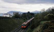 CIE 012 ist im April 1992 mit einem Personenzug bei Killiney unterwegs